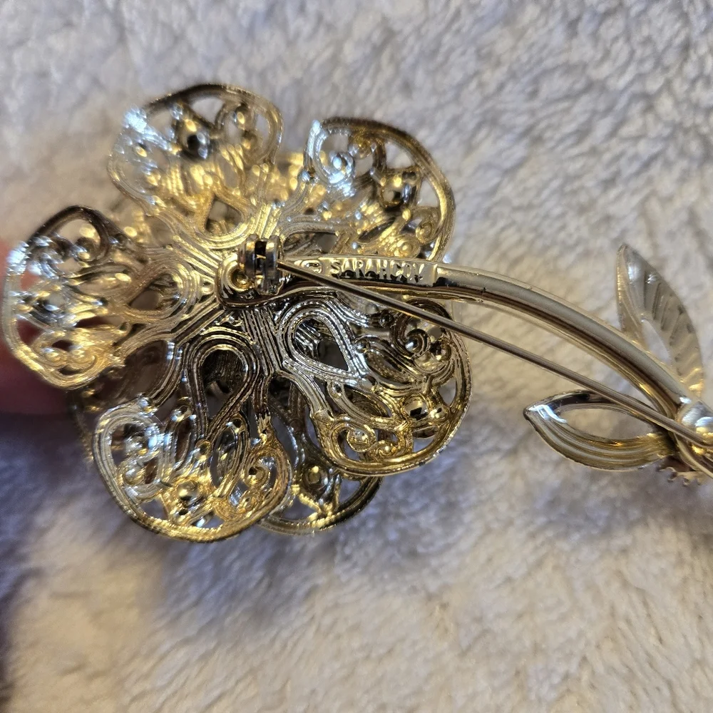 VTG Sarah Coventry Passion Flower Gold Toned Filagree Brooch Red Aurora Borealis
